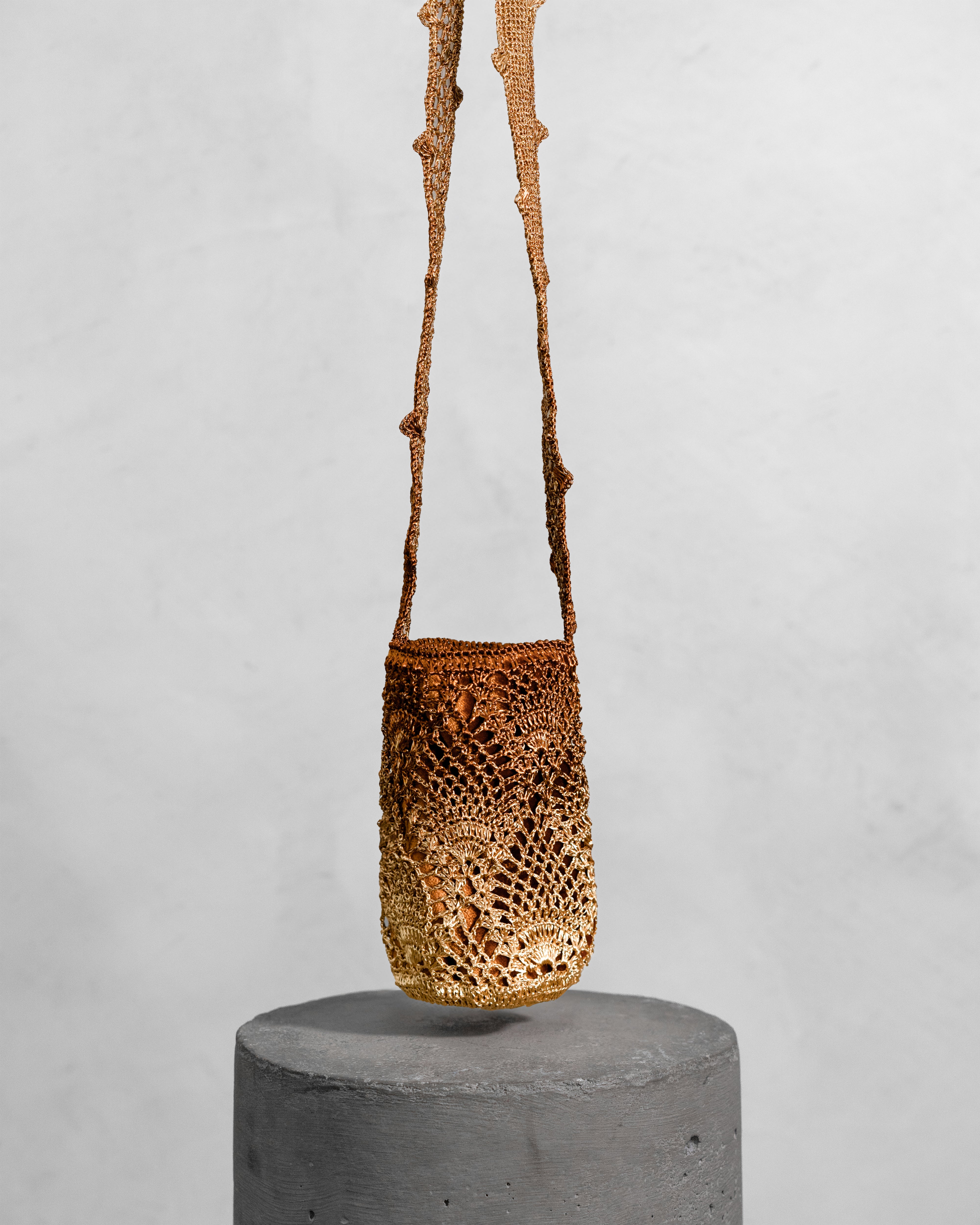 KAIA PINEAPPLE MINI MOCHILA - GOLD & COPPER