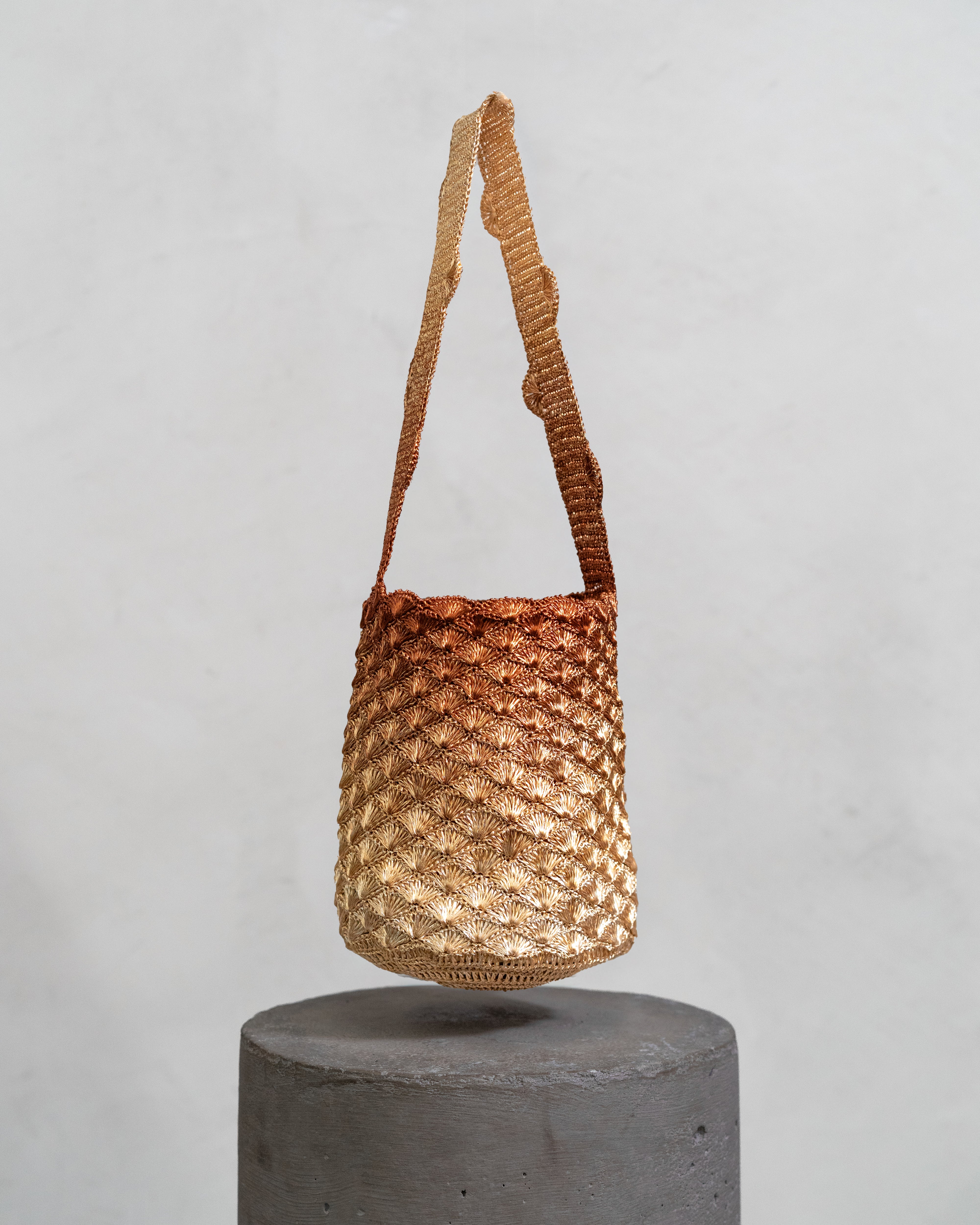 KAIA SEASHELL MOCHILA - GOLD & COPPER