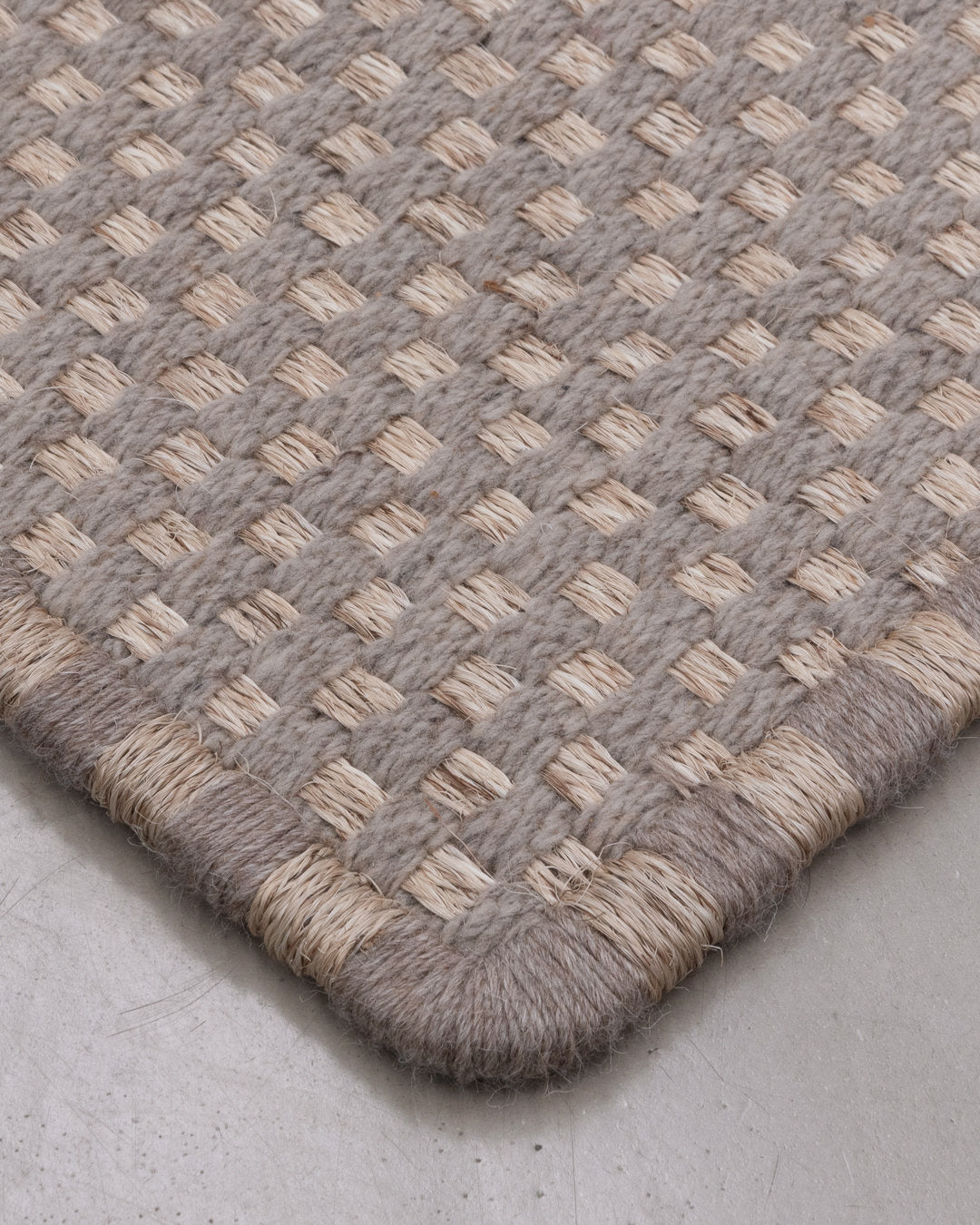 KANASPI WEAVE RUG IN FIQUE FIBER AND API ALPACA