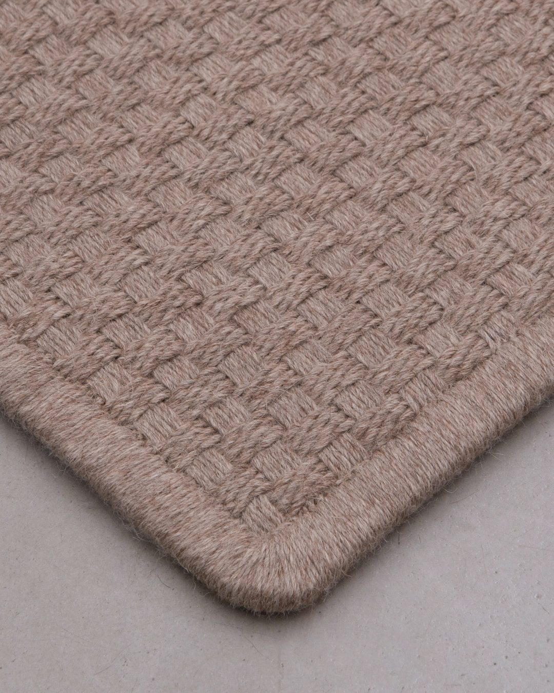 KANASPI WEAVE RUG IN ALPACA AND API ALPACA