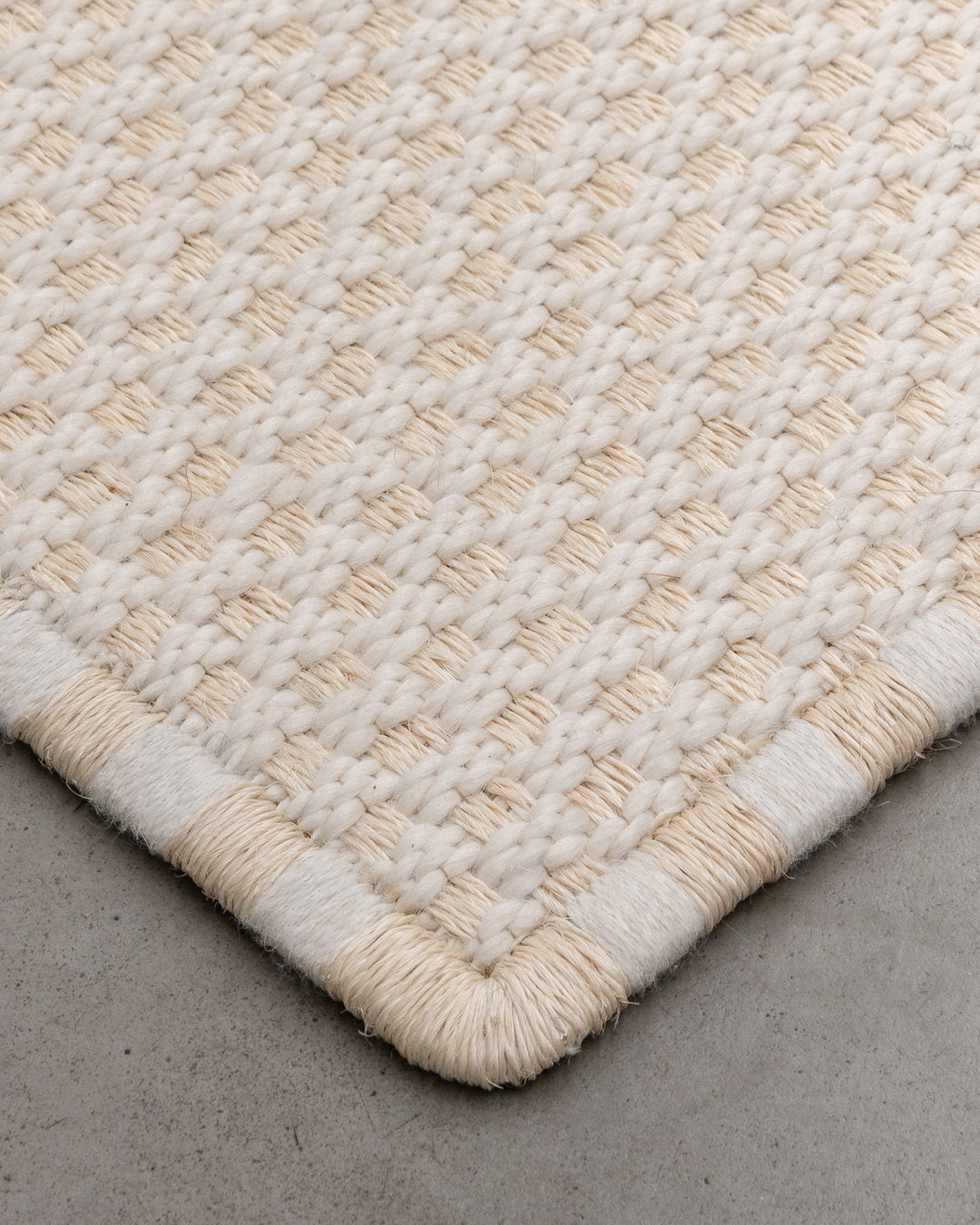 KANASPI WEAVE RUG IN FIQUE FIBER AND API ALPACA